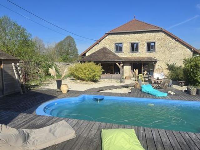 Propriété 7 pièces 232 m²