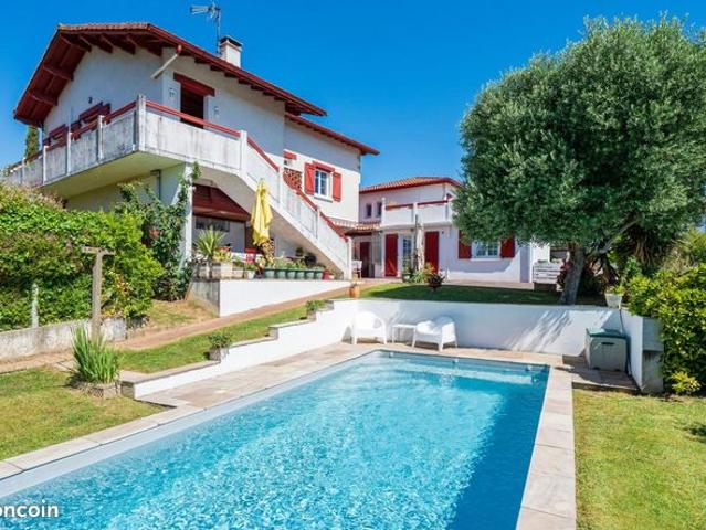 Propriété 7 pièces 233 m²