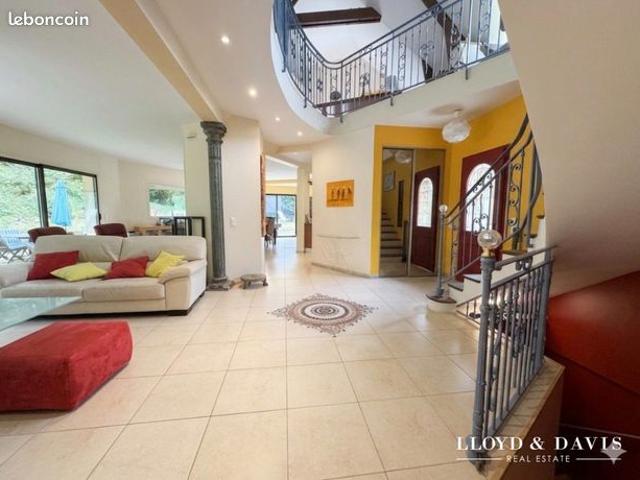 Propriété 7 pièces 244 m²