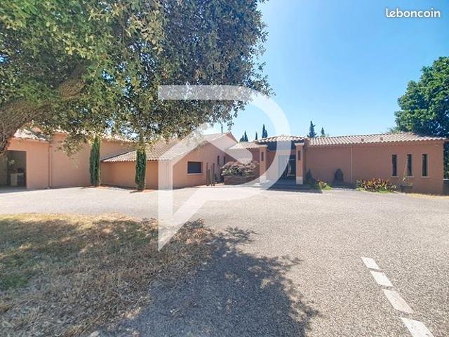 Propriété 7 pièces 240 m²