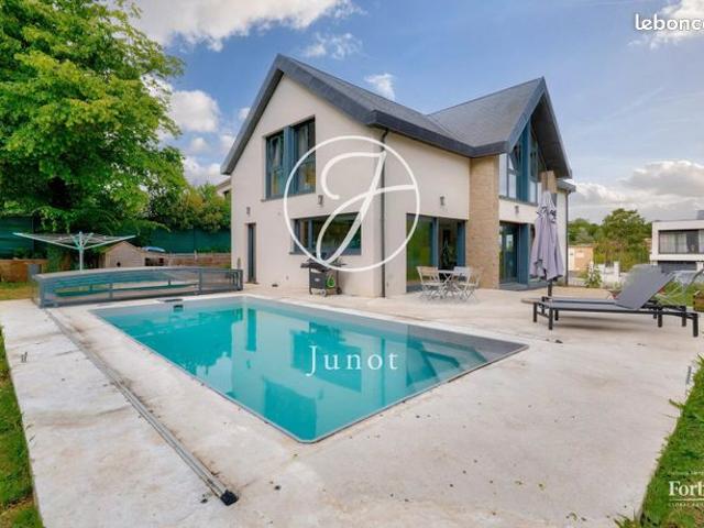 Propriété 7 pièces 240 m²