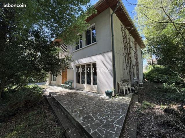 Propriété 7 pièces 240 m²