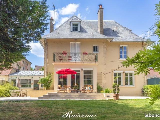 Propriété 7 pièces 241 m²