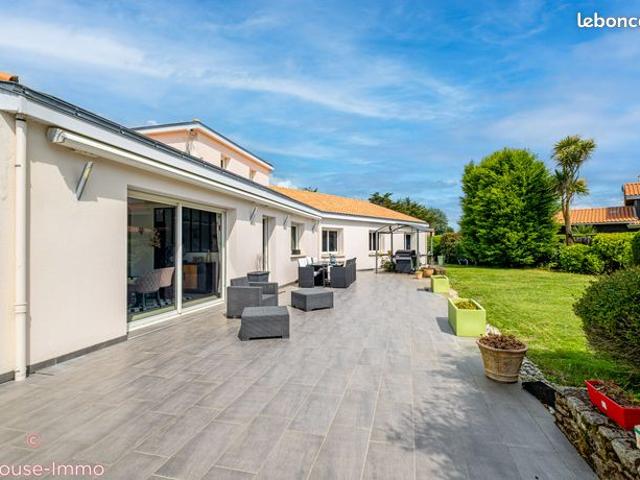 Propriété 7 pièces 243 m²