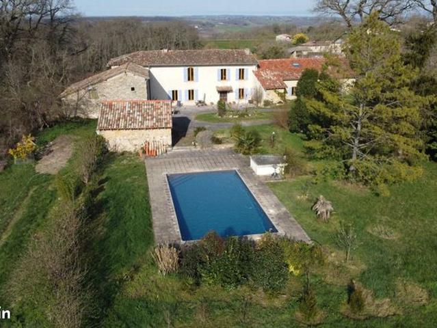Propriété 7 pièces 254 m²
