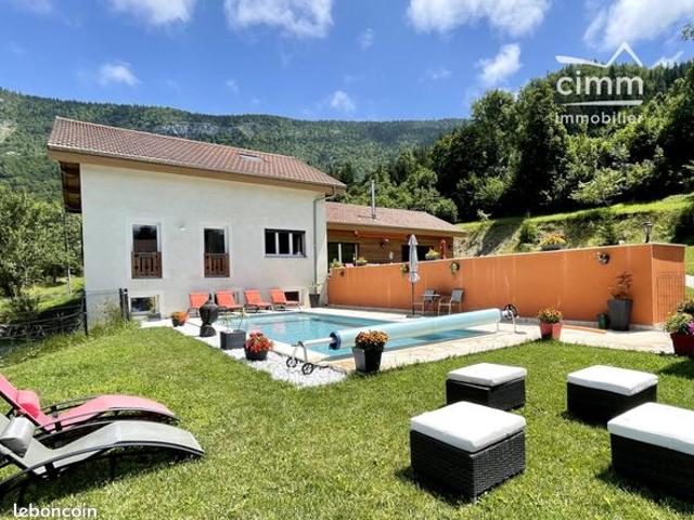 Propriété 7 pièces 303 m²