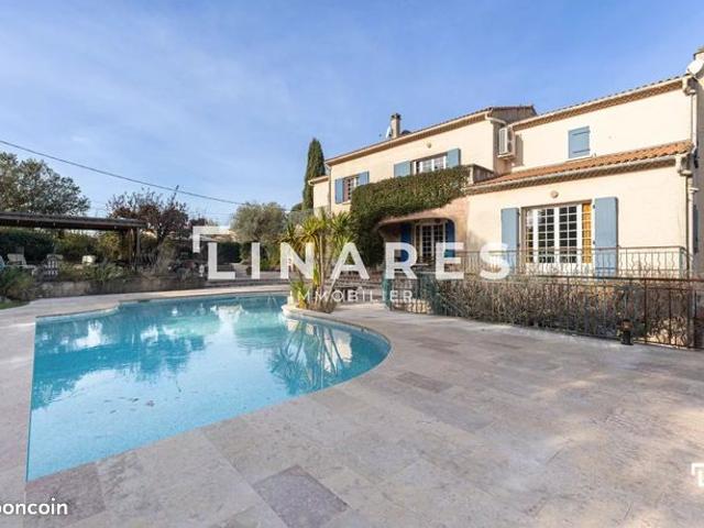 Villa 7 pièces 369 m²