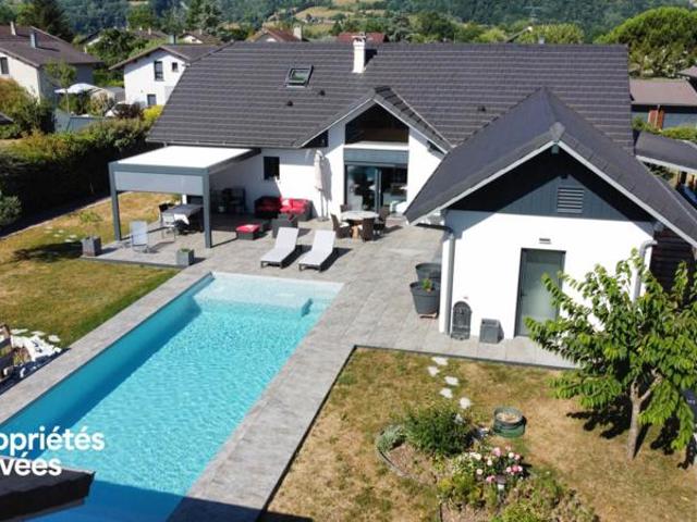 Propriété 7 pièces avec studio, atelier et piscine