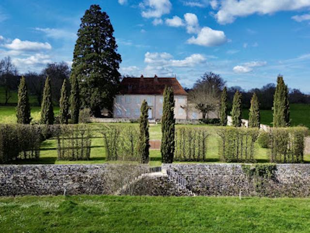 Propriété avec piscine et jardin