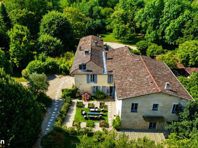 Propriété 438 m², piscine et parc arboré