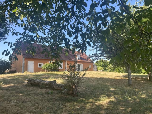 Propriété 4,32 ha: maison ancienne rénovée, remises, parc arboré, pré