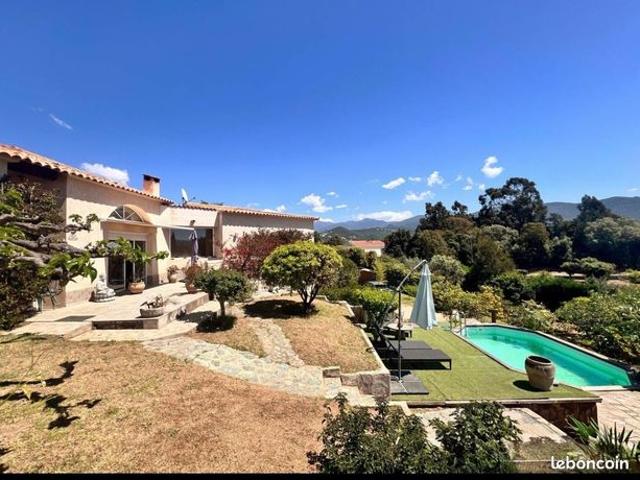 Propriété 4 pièces 174 m²