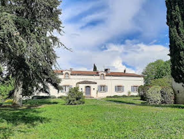 Propriété avec piscine et jardin
