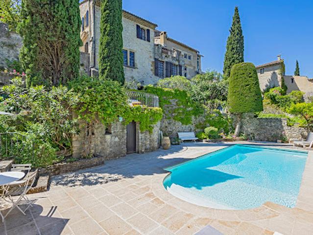 Propriété avec piscine et jardin
