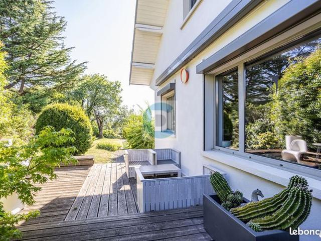 Propriété 5 pièces 141 m²