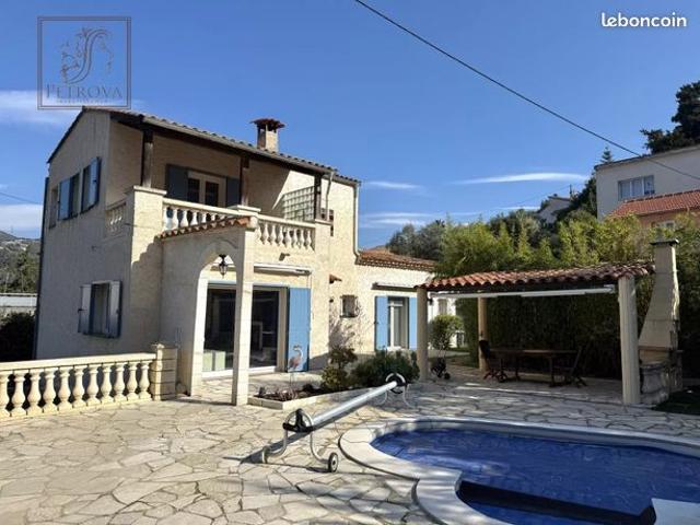 Propriété 5 pièces 174 m²
