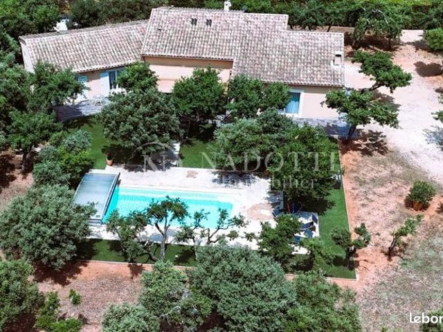 Propriété 5 pièces 178 m²