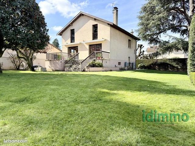 Propriété 5 pièces 178 m²