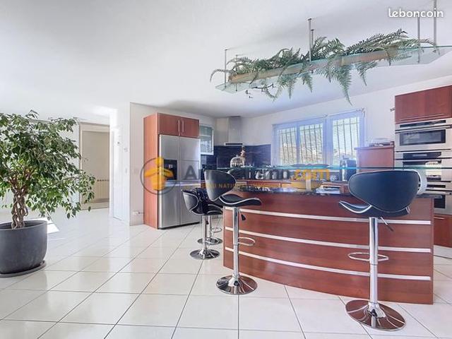 Propriété 5 pièces 179 m²