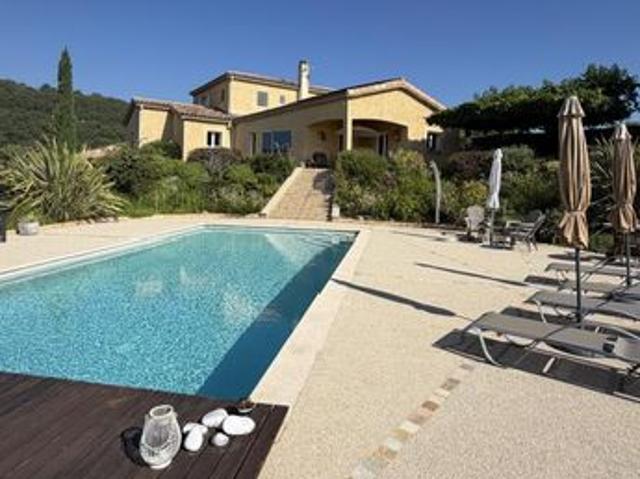 Propriété 5 pièces 184 m²