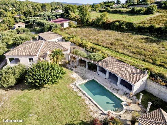 Propriété 5 pièces 183 m²