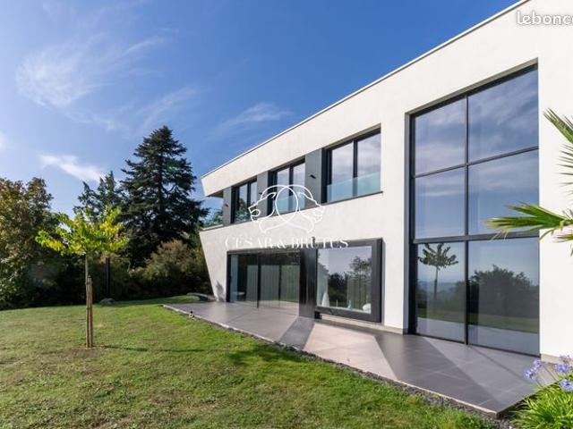 Propriété 5 pièces 196 m²