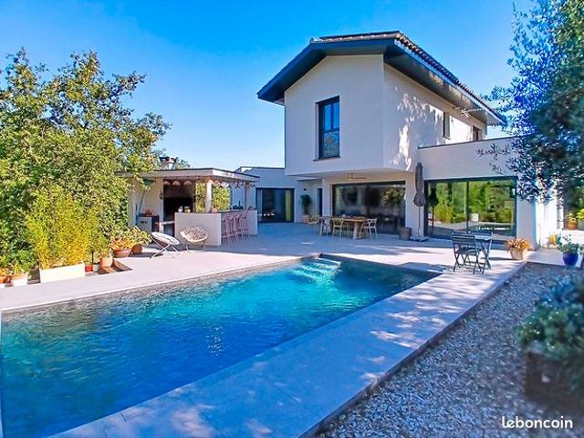 Propriété 5 pièces 218 m²