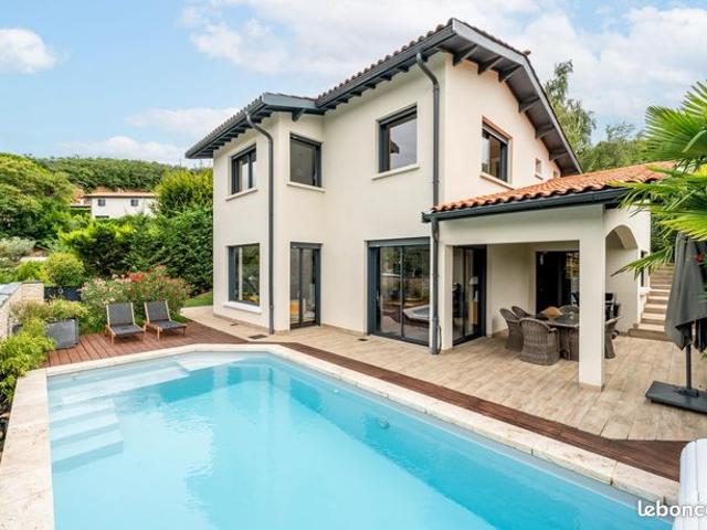 Propriété 5 pièces 200 m²