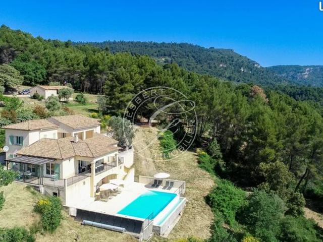 Propriété 5 pièces 213 m²