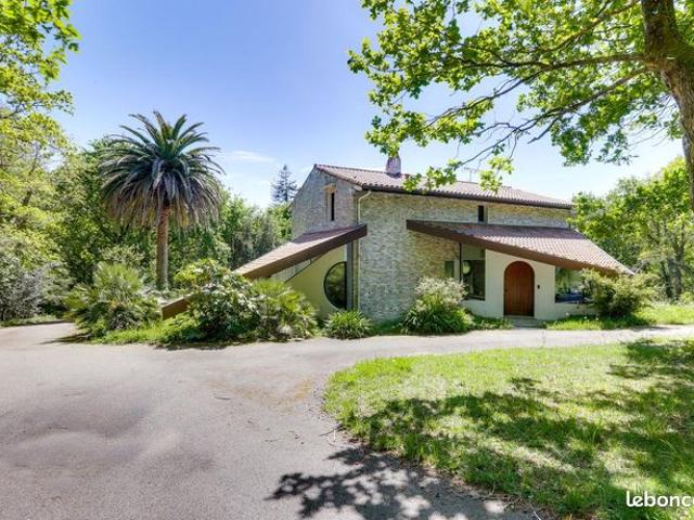 Propriété 5 pièces 227 m²