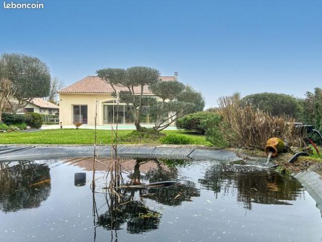 Propriété 5 pièces 223 m²