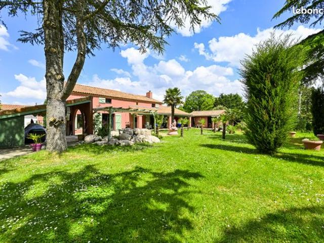Propriété 5 pièces 223 m²
