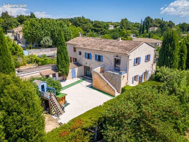 Propriété 5 pièces 234 m²