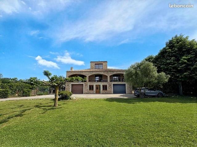 Propriété 5 pièces 235 m²