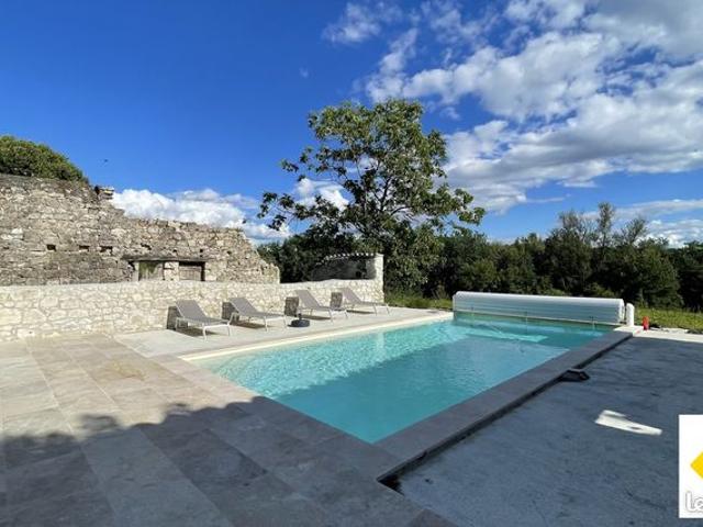 Propriété 5 pièces 230 m²