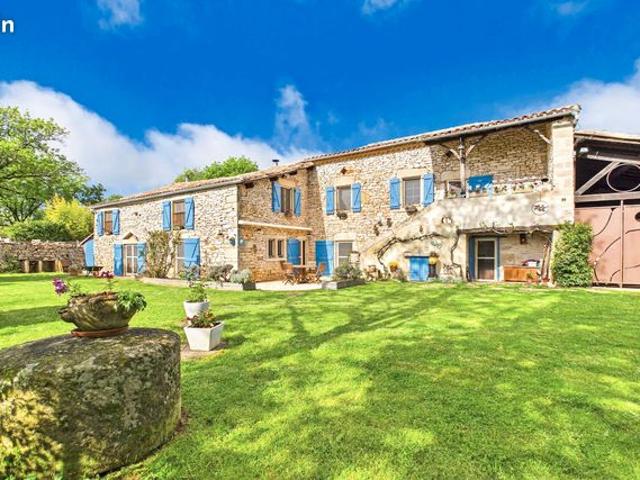 Propriété 5 pièces 244 m²
