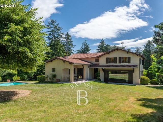 Propriété 5 pièces 240 m²