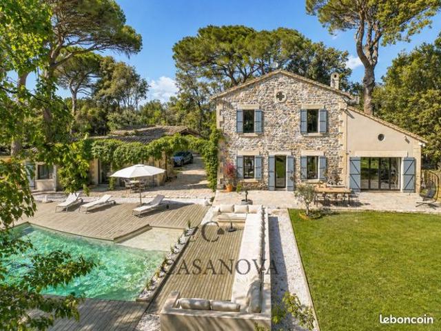 Propriété 5 pièces 240 m²