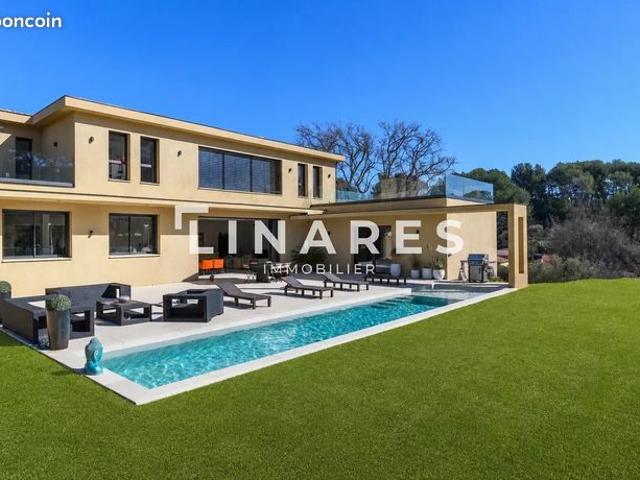 Propriété 5 pièces 240 m²