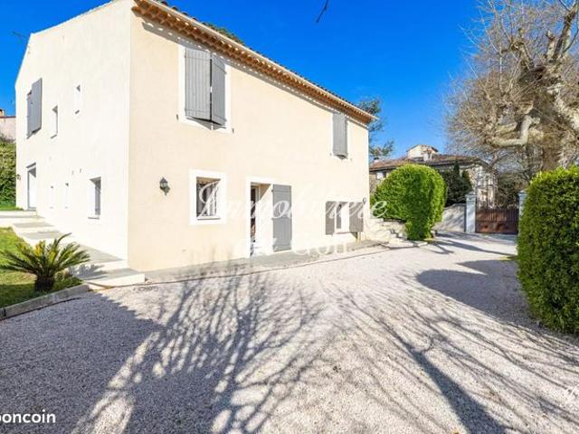 Propriété 5 pièces 266 m²