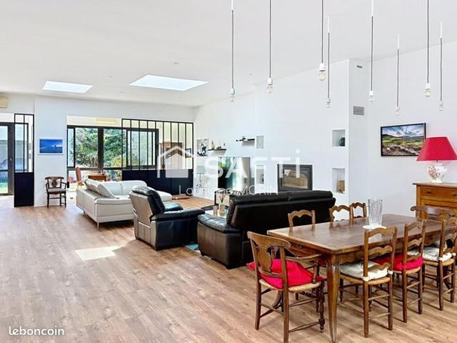 Propriété 5 pièces 308 m²