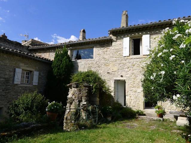 Propriété avec piscine et jardin