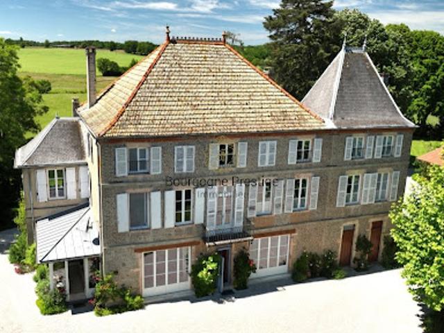 Propriété avec piscine et jardin