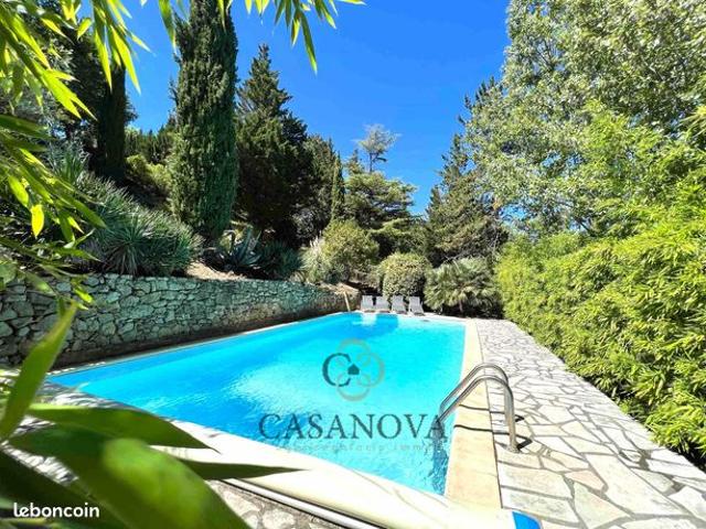 Propriété 6 pièces 145 m²