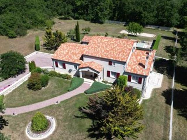 Propriété 6 pièces 174 m²
