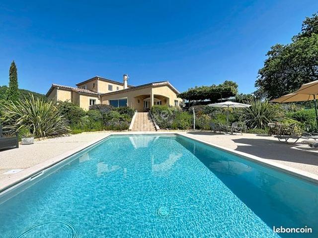 Propriété 6 pièces 184 m²