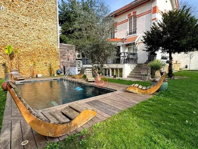 Propriété 6 pièces 184 m²