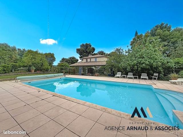 Propriété 6 pièces 186 m²