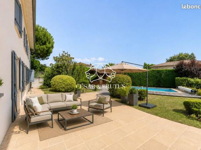 Propriété 6 pièces 198 m²