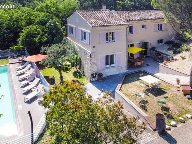 Propriété 6 pièces 205 m²